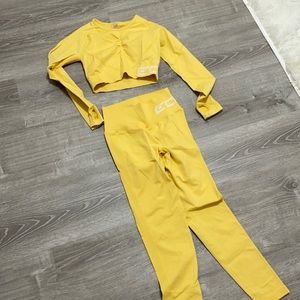 Long sleeve workout top and scrunch leggings
